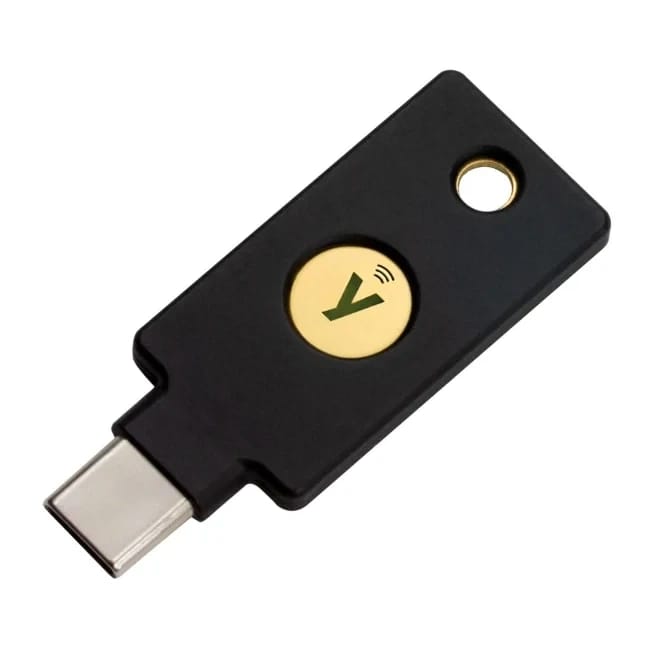 Zostaliśmy wyposażeni w klucze YubiKey w ramach “Secure it Forward”